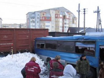 На Сахалине автобус столкнулся с поездом: шестеро пострадавших