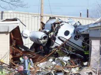 В США самолет рухнул на жилой квартал, двое погибли, еще двое ранены