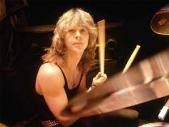 Умер бывший барабанщик Iron Maiden Клайв Барр