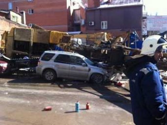 В центре Ростова строительный кран при падении раздавил четыре машины