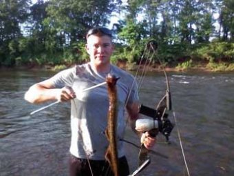 Американский рыбак во время рыбалки поймал рыбу-монстра