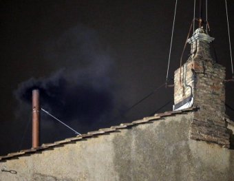 Кардиналы Ватикана не смогли выбрать Папу – из трубы повалил черный дым