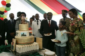 Президент Зимбабве при казне страны в  потратил на 89-летие  тысяч