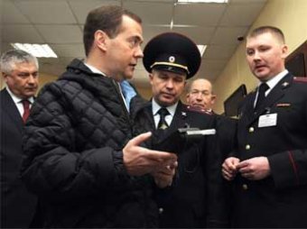 Медведев предложили уволить 50 чиновников за "блатные" автономера