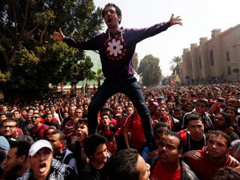 В Египте фанаты сожгли штаб-квартиру Федерации футбола и пытались перекрыть Суэцкий канал