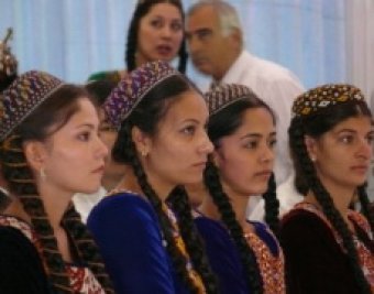 Жительницы Туркменистана получат по  к 8 марта от президента