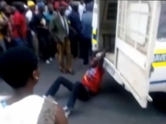 Полицейские ЮАР казнили таксиста, протащив его прикованым к машине