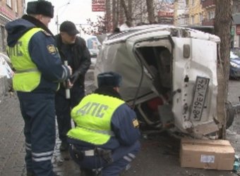 В Красноярске машина, сбив балкон на 2-м этаже, упала на семью