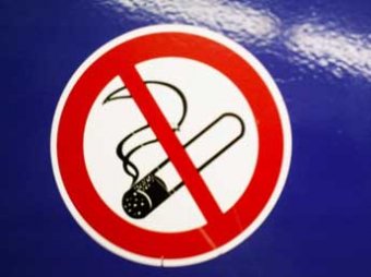 Озвучен размер штрафов за курение в самолете и других общественных местах