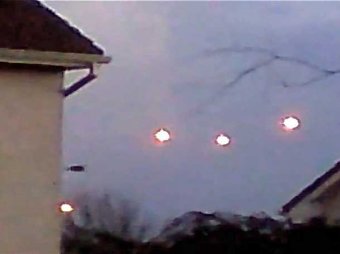 Житель Ирландии опубликовал видео с летающими светящимися шарами