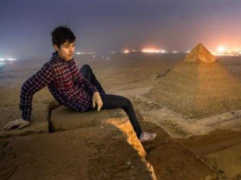 Российские туристы взобрались на египетскую пирамиду ради эффектных фото