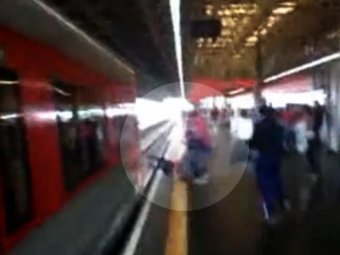 В Бразилии девушка чуть не погибла, прыгнув за своим телефоном на рельсы в метро
