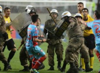 Гол-шедевр Роналдиньо омрачила драка футболистов с полицией