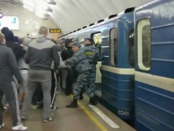 В питерском метро 30 человек сошлись стенка на стенку