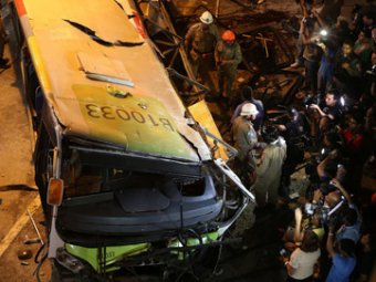 В Бразилии автобус рухнул с эстакады: погибли семь человек