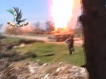 В Сирии повстанец взорвал танк через дуло