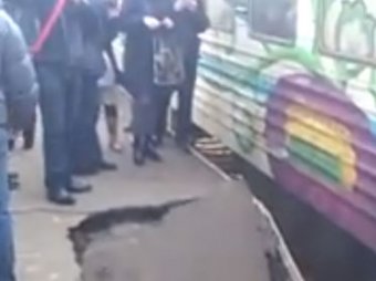 В Киеве на ж/д станции 120-килограммовый пассажир обвалил перрон с людьми