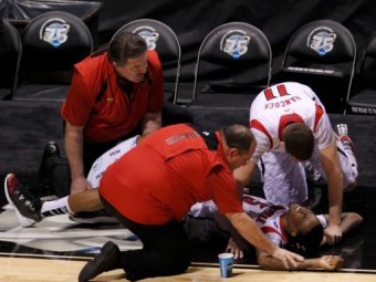 Ужасная травма американского баскетболиста шокировала игроков и зрителей