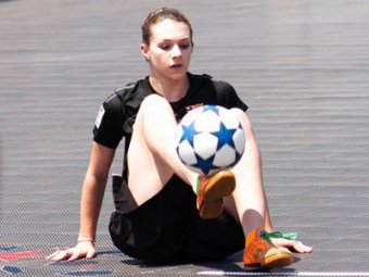 Трюки девушки с мячом стали хитом Интернета