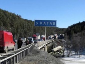 В Челябинской области с моста упали два "КамАЗа": водители погибли