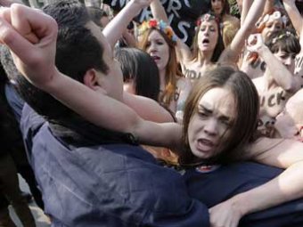 В Германии FEMEN с голой грудью и матерным посланием прорвались к Путину и Меркель