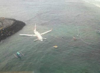 Чудо на Бали: самолет со 172 пассажирами рухнул в море, все живы
