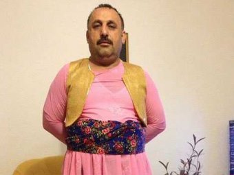 В Иране мужчину нарядили в женское платье, чтобы наказать