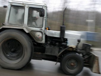 Под Новосибирском трактор без водителя насмерть задавил человека