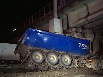 Грузовик протаранил опору моста на Каширке – возникли перебои в движении "Аэроэкспресса" из Домодедово