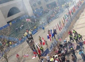 На знаменитом Бостонском марафоне раздались два мощных взрыва: есть раненые