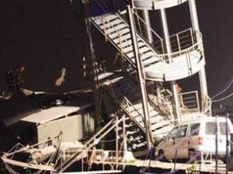 В Италии грузовой корабль врезался в диспетчерскую вышку: трое погибших