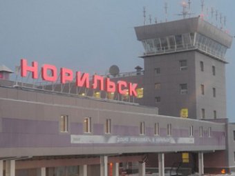 В аэропорту Норильска при высадке пассажиров трап столкнулся с самолетом