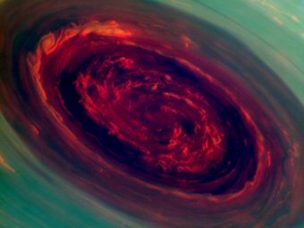 Зонд NASA заснял на Сатурне ураган-монстр, похожий на розу