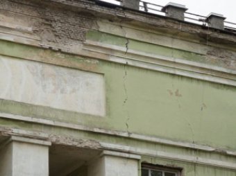 Из-за землетрясения на Дальнем Востоке в Самаре треснуло здание