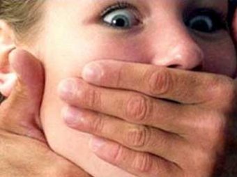 Подозреваемый в десятках изнасилований маньяк перерезал себе горло на глазах у следователей