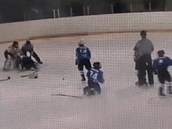 Юные российские хоккеисты устроили жестокую драку на льду