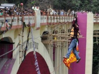 Индийский каскадер умер, провисев на волосах над пропастью полчаса