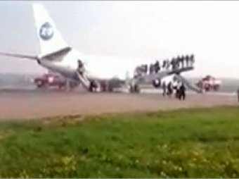 При посадке во "Внуково" у Boeing-737 загорелись шасси: 140 человек эвакуировали