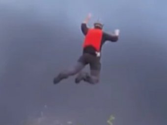 Парашютист выжил после неудачного прыжка с 300 метров
