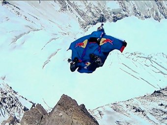 Россиянин совершил рекордный прыжок с Эвереста