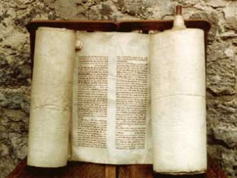 Сто лет пылившийся в библиотеке Италии свиток оказался древнейшей рукописью Торы