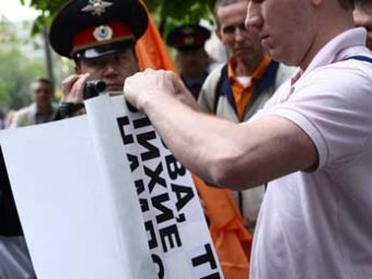 В Саратове оппозиционера арестовали за плакат с надписью "Путин пiдрахуй"