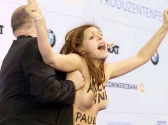 Активистки Femen вновь атаковали канцлера Германии Меркель