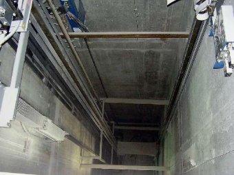 В Подмосковье лифт с пассажирами рухнул в шахту: пострадали четыре человека