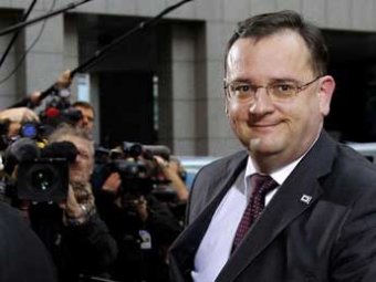 Премьер Чехии ушел в отставку после коррупционных скандалов и слежки за женой
