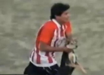 Аргентинского футболиста удалили с поля за жестокое обращение с бездомной собакой