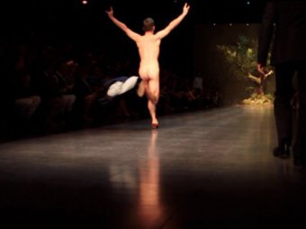 В Милане во время показа коллекции Dolce&Gabbana на подиум выбежал голый мужчина