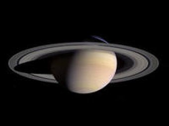 Зонд NASA сфотографировал огромное яйцо рядом с Сатурном