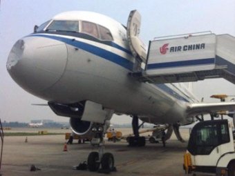 Китайский самолёт столкнулся в небе с загадочным объектом и "сломал нос"