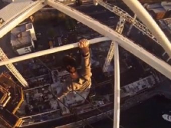 Видео с британцем, повисшим на высоте 25-этажного дома без страховки, стало хитом Интернета